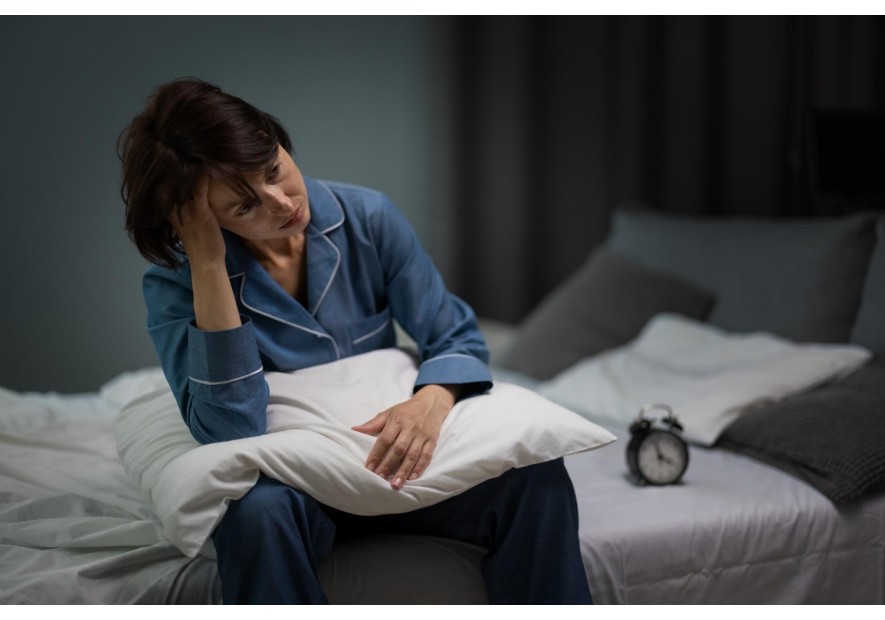 Dormir bien en tiempos difíciles: el insomnio como reflejo de una sociedad agotada.